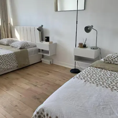 Eiffel Tower View & Pool Διαμέρισμα *