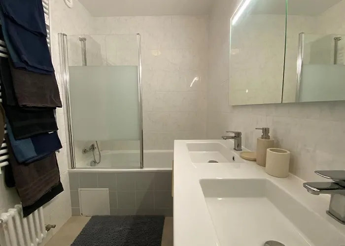 Eiffel Tower View & Pool Parijs